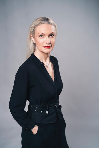 Porträtfoto von Alexandra Schernthaner, Bildredakteurin und Redaktionskuratorin bei NEWS