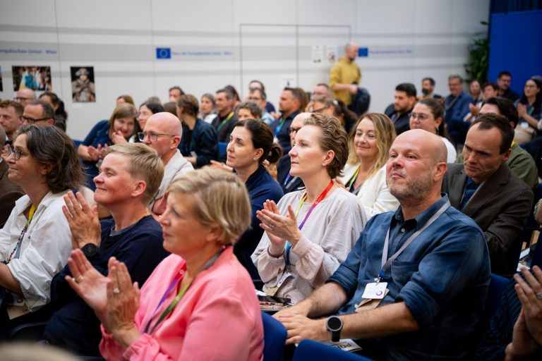 Applaudierendes Publikum im voll besetzten Saal