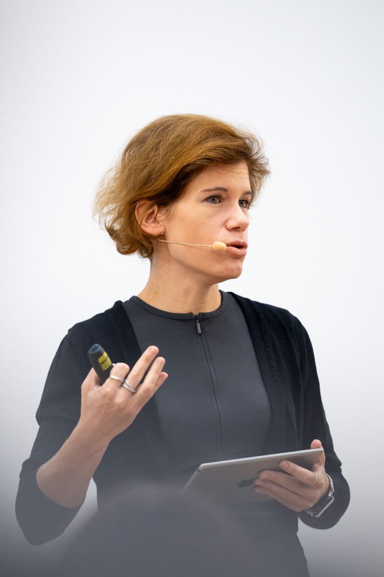 Vortragende mit Tablet und Presenter während ihres Vortrags