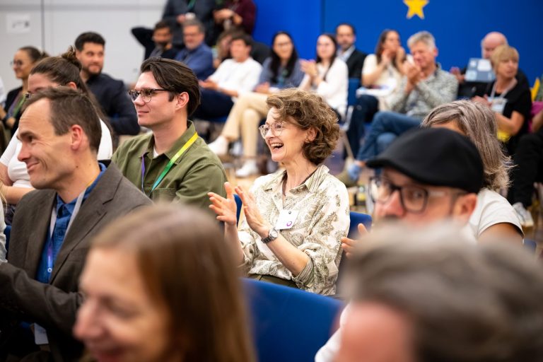 Publikum applaudiert und lacht