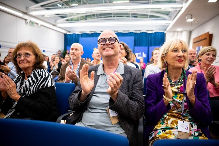Gäste in den vorderen Reihen applaudieren begeistert