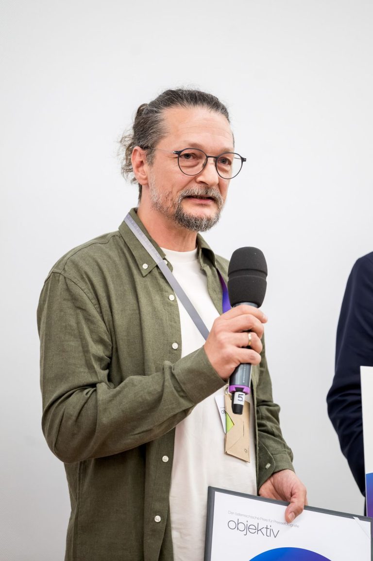 Preisträger mit Brille spricht ins Mikrofon