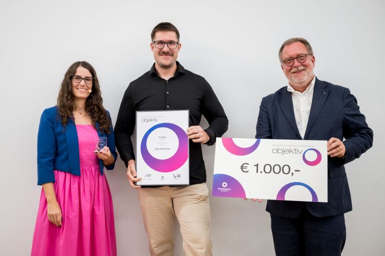 Preisübergabe Sport, 3. Platz: Max Slovencik mit Urkunde, daneben die Moderatorin mit Trophäe und ein Mann mit Scheck über 1.000 Euro