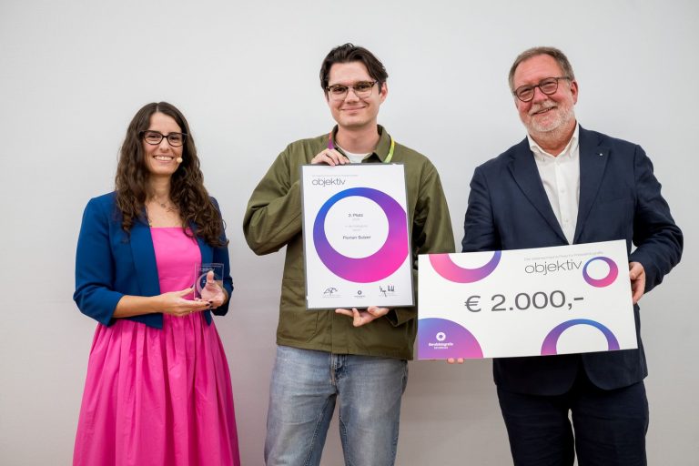 Preisübergabe Sport, 2. Platz: Florian Sulzer mit Urkunde, daneben die Moderatorin mit Trophäe und ein Mann mit Scheck über 2.000 Euro