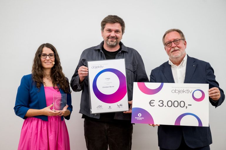 Preisübergabe Sport, 1. Platz: Christian Bruna mit Urkunde, daneben die Moderatorin mit Trophäe und ein Mann mit Scheck über 3.000 Euro