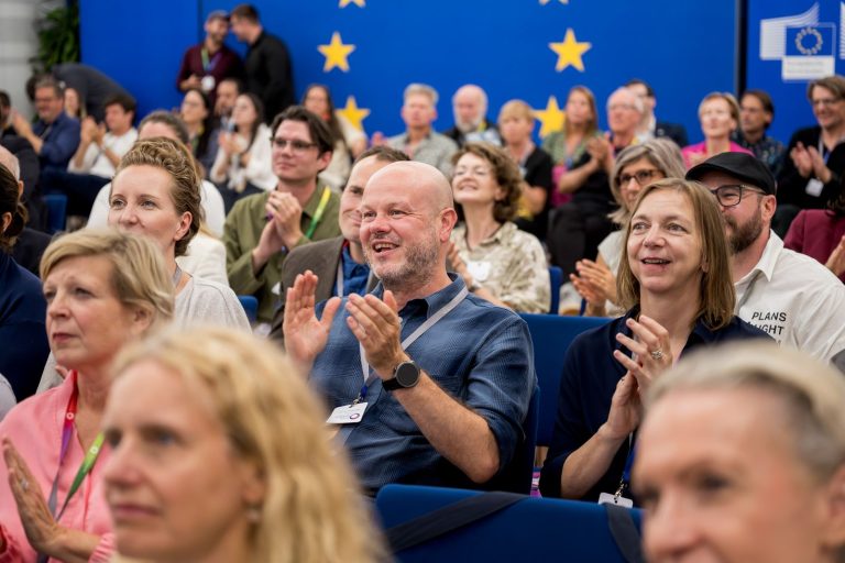 Publikum applaudiert und lacht