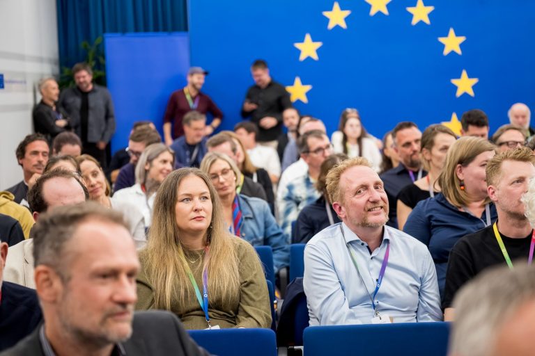Publikum vor dem EU-Sternenkreis