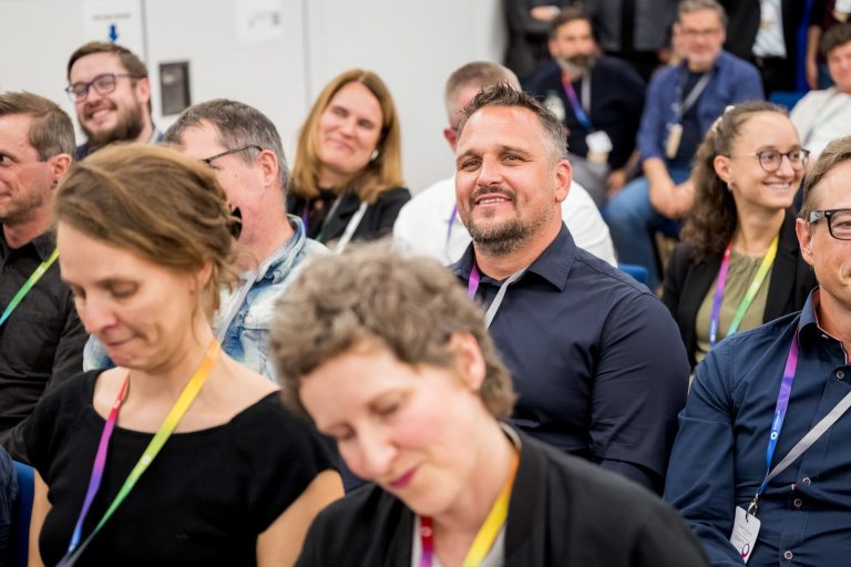 Lächelnde Gäste im Publikum