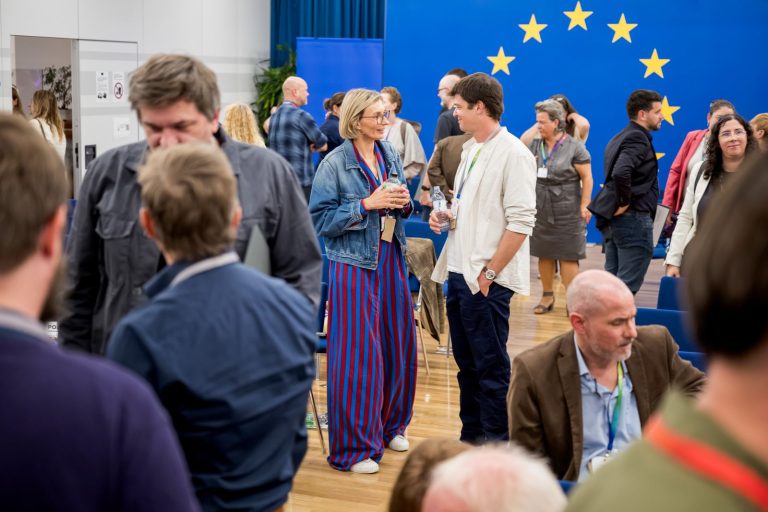 Gäste kommen nach der Verleihung im Saal ins Gespräch