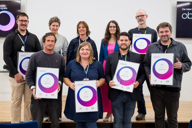 Gruppenfoto der Preisträger:innen mit ihren Urkunden